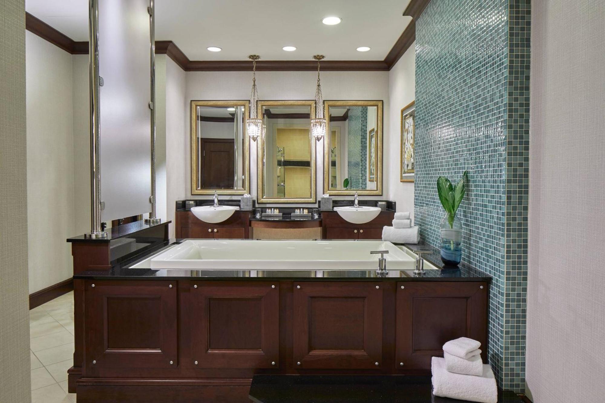 Renaissance Montgomery Hotel & Spa At The Convention Center Bagian luar foto
