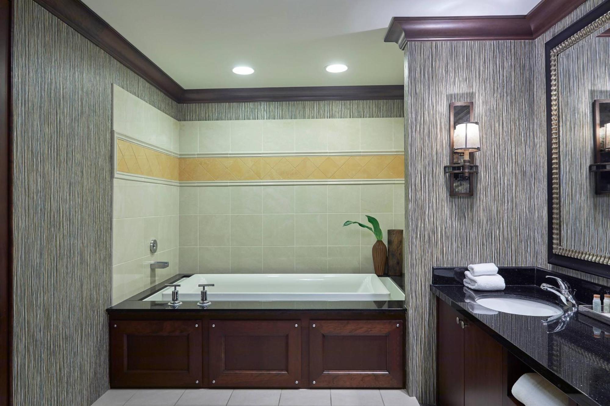 Renaissance Montgomery Hotel & Spa At The Convention Center Bagian luar foto