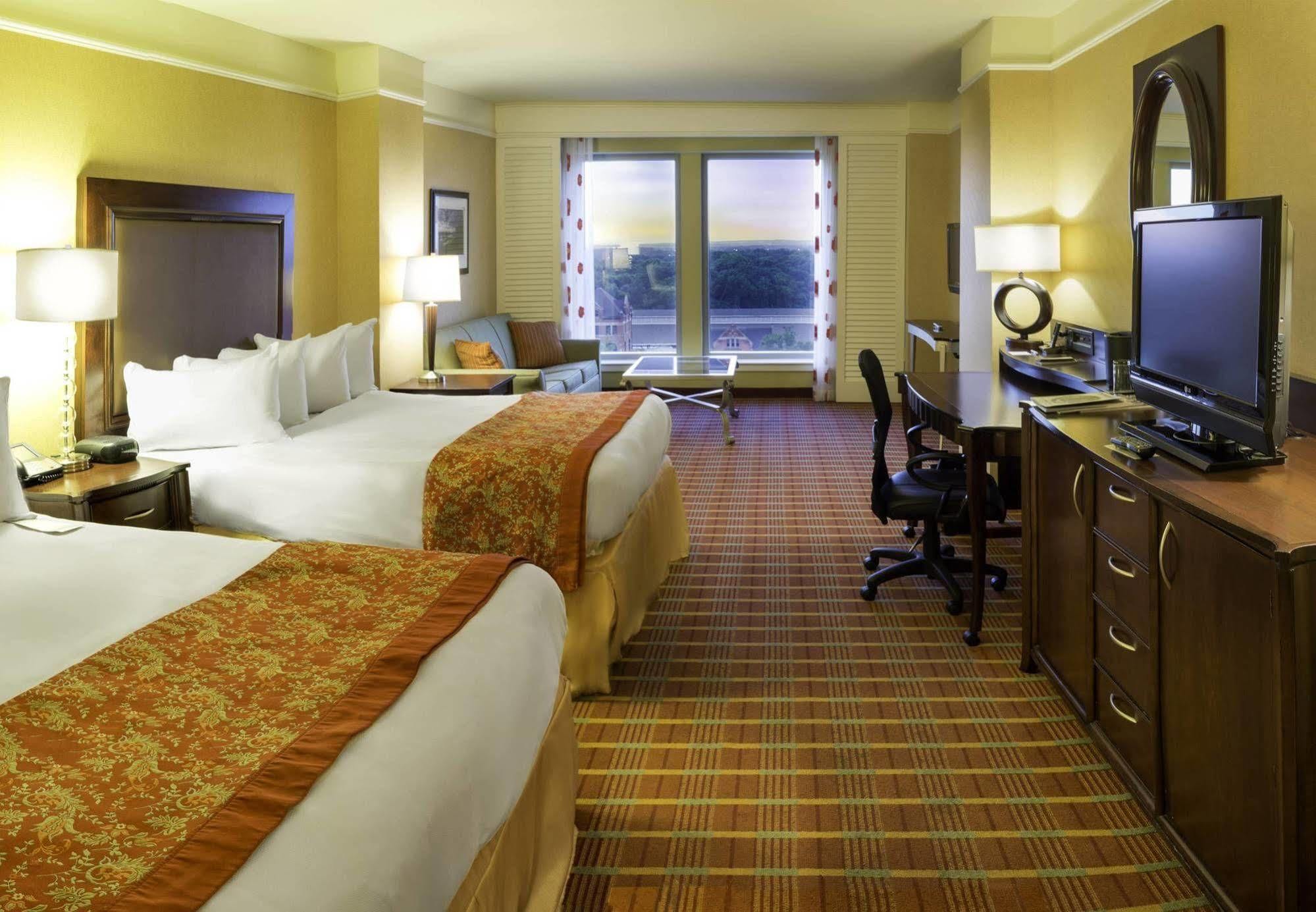 Renaissance Montgomery Hotel & Spa At The Convention Center Bagian luar foto