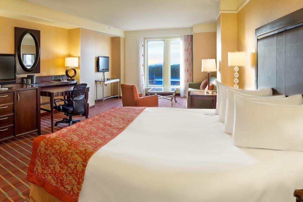 Renaissance Montgomery Hotel & Spa At The Convention Center Bagian luar foto